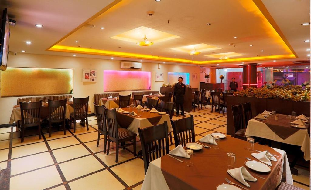 Airport La Sapphire Hotel & Restaurant Nueva Delhi Exterior foto